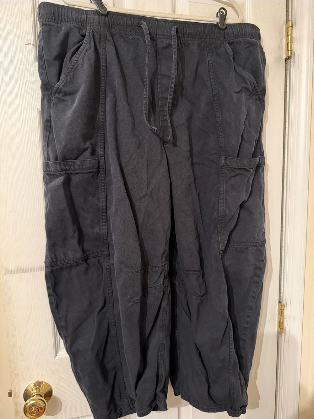 GAP Women's Black Cropped Cargo Jeans